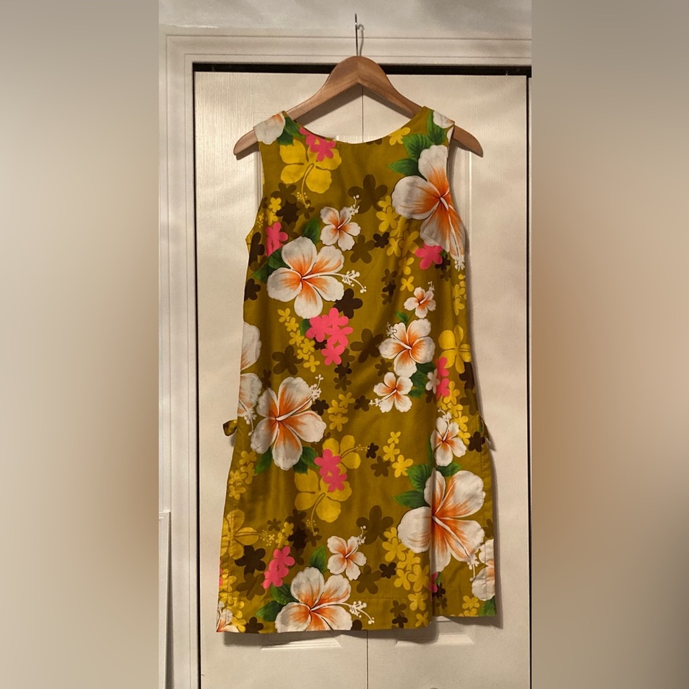 Vintage Royal Hawaiian dress, size 8. Beautiful colors! Love the pinks!